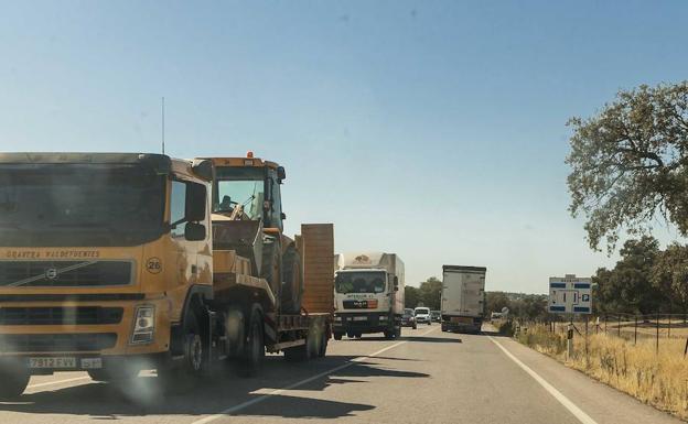 Tráfico en la carretera de Badajoz al mediodía de ayer, en las proximidades de Cáceres. :: JORGE REY