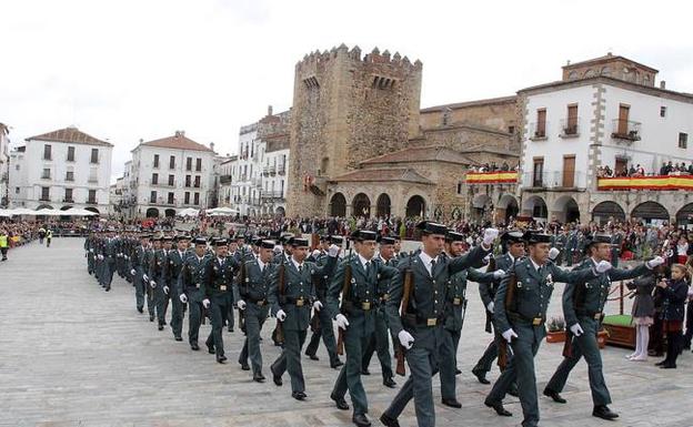 Imagen de archivo de un desfile de la Guardia Civil en Cáceres. 