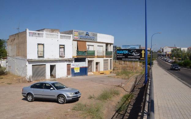 La casa ocupada está a pie de la autopista, a la altura del cruce entre Pardaleras y Cerro de Reyes. :: c. m.