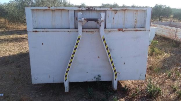 El contenedor robado y recuperado en una finca de Olivenza. :: hoy