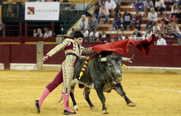 El novillero Toñete da un pase a su primero en la novillada picada. :: efe