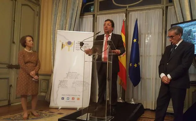 Guillermo Fernández Vara se dirige al público en la residencia de la embajadora en Bruselas.