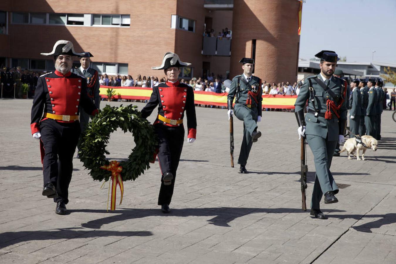 El subdelegado del Gobierno en Cáceres, José Carlos Bote, ha presidido el acto junto a la comandante jefe de Cáceres, María Jesús Pascual, la primera mujer en la historia de esta institución que preside los actos del día grande del cuerpo 