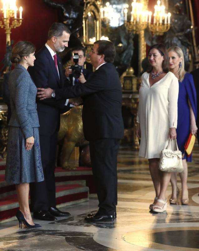 Consternación y gestos serios han sido la tónica general en la tradicional recepción que los Reyes ofrecen en el Palacio Real tras el desfile del 12 de octubre