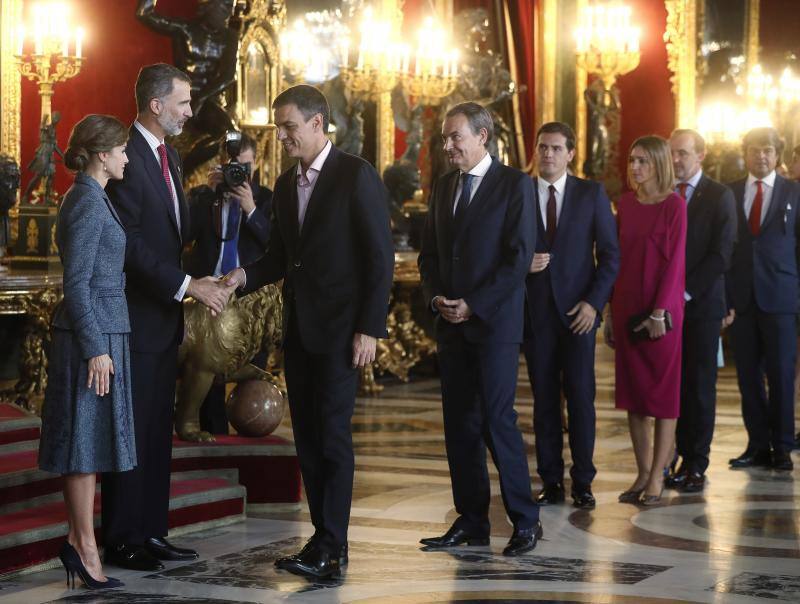 Consternación y gestos serios han sido la tónica general en la tradicional recepción que los Reyes ofrecen en el Palacio Real tras el desfile del 12 de octubre