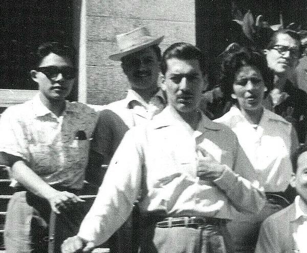 Vargas Llosa con Julia, su mujer y su tía, en Cáceres en 1959 (fotografía de José Temes). 
