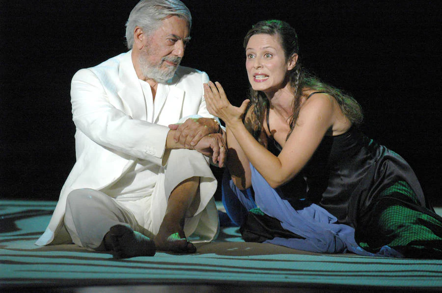 Vargas Llosa actuando en Mërida, con Aitana Sánchez-Gijón, en 2006. 