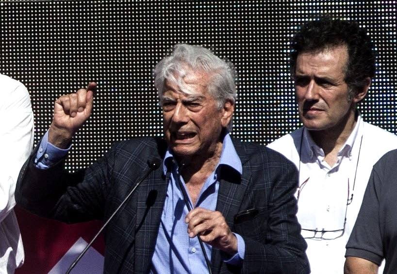 Vargas Llosa dirigiéndose a los asistentes en la multitudinaria marcha en Barcelona contra el independentismo el pasado día 8. 