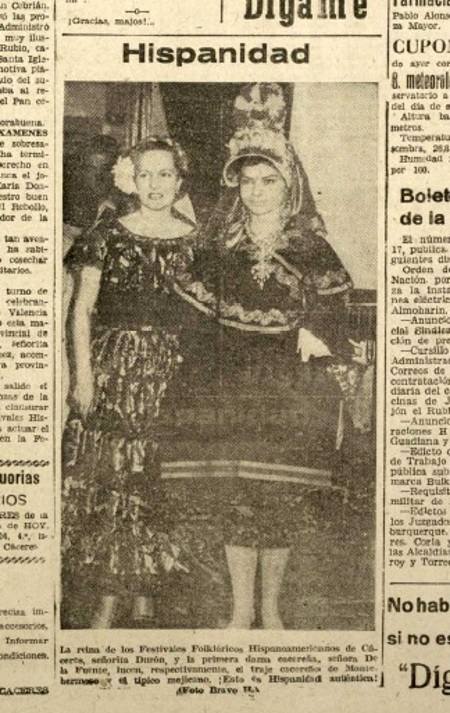 Recorte del Diario HOY del 19 de junio de 1959, con la Reina de los Festivales Folclóricos, Sergia Durón, ataviada de montehermoseña; y vestida de mexicana, la mujer del Gobernador Civil Linicio de la Fuente. 