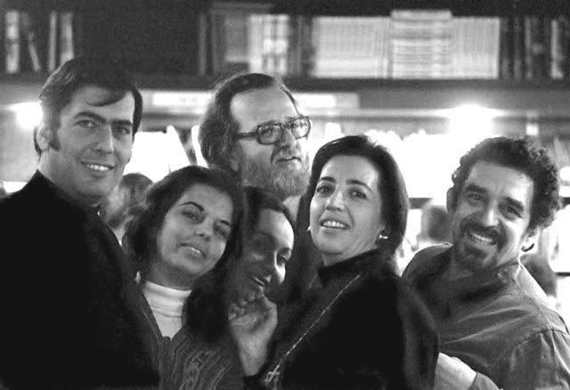 Vargas Llosa, José Donoso y García Márquez, con sus mujeres en 1975. 