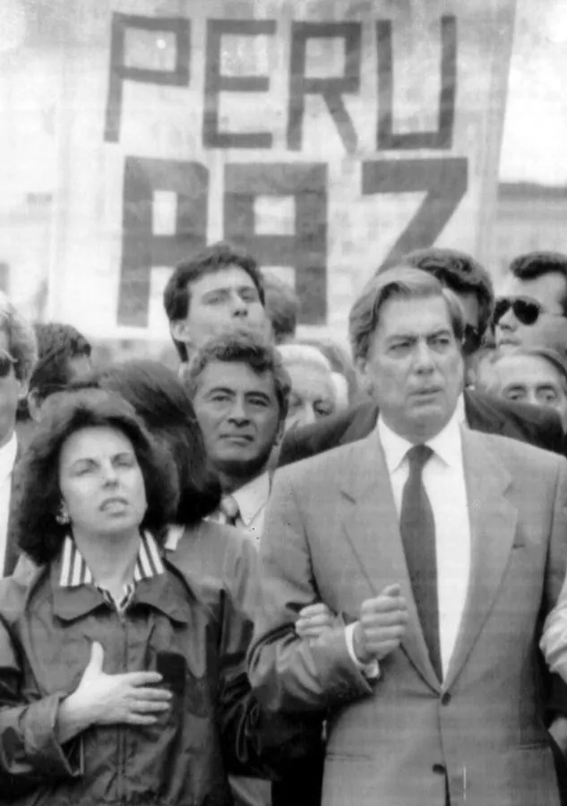 En 1989, con su mujer Patricia, en una manifestación a favor de la paz en Lima. 