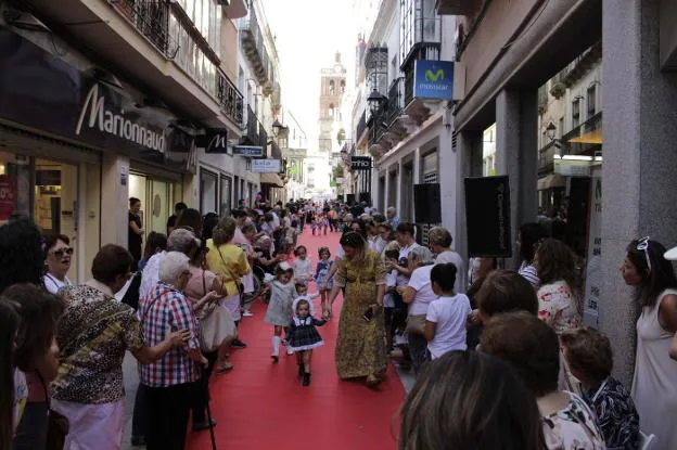 Desfile infantil por la recién reformada calle Sevilla. 