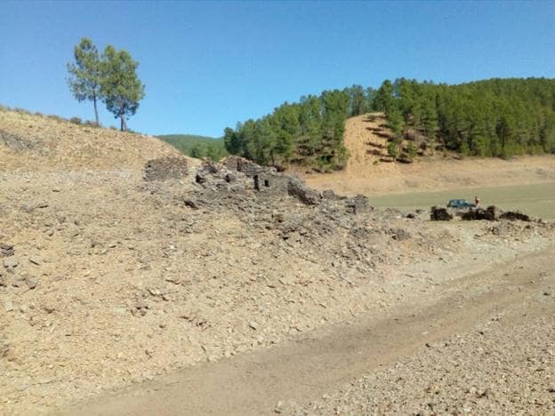 La alquería se puede observar tras la bajada del agua. :: f. b. g.