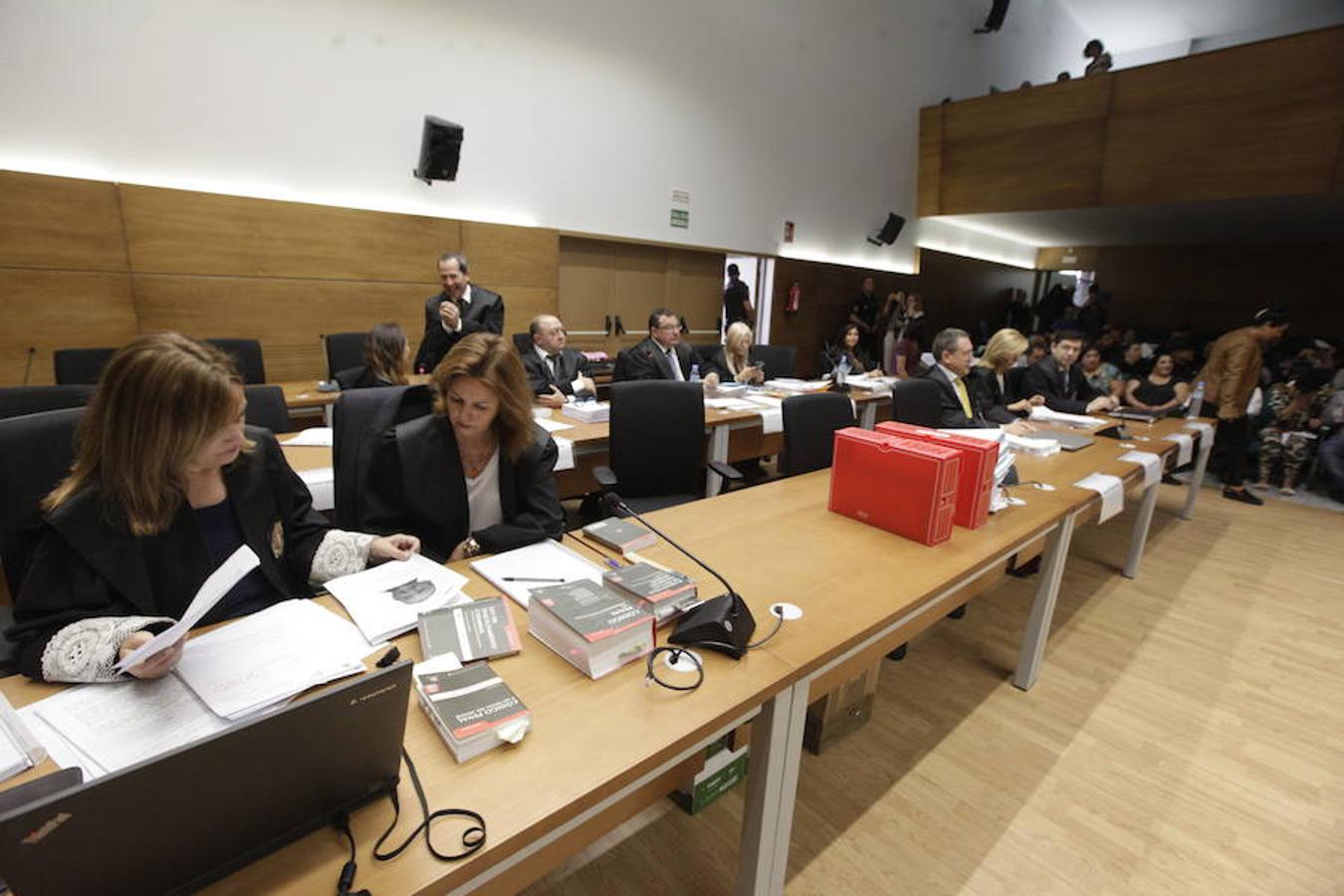 El juicio, que cuenta con 117 acusados, se celebra en el salón de actos de la Facultad de Empresa, Finanzas y Turismo de Cáceres.