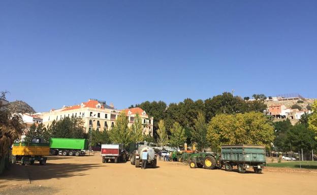 Tractores, remolques y camiones, ayer, junto al hotel Aqualange y el reputado balneario. 