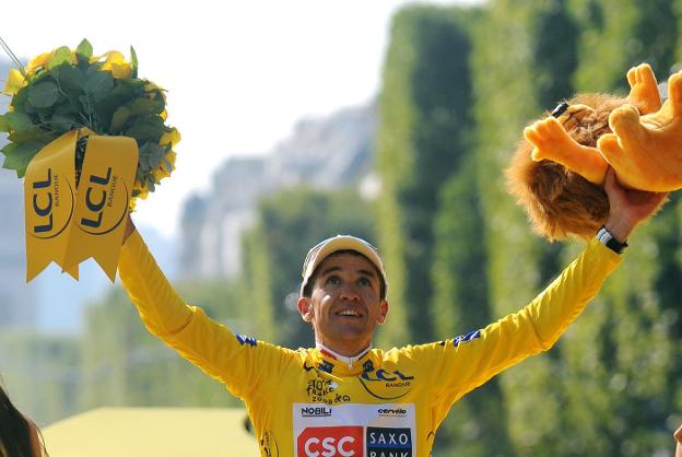 Carlos Sastre en el Podium de los Campos Eliseos. :: T.M.A.