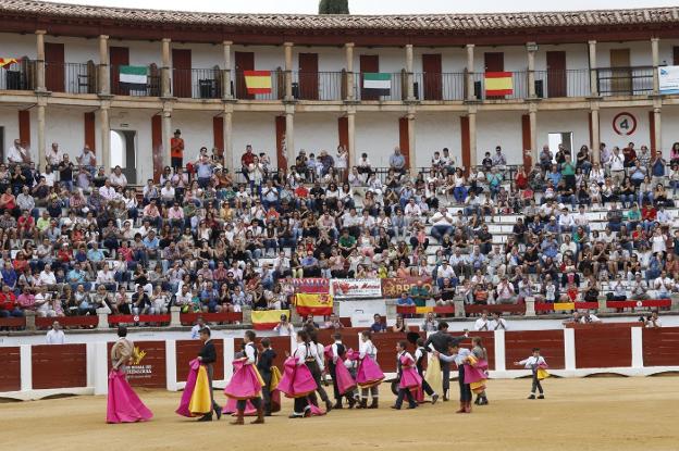 Los alumnos, en el paseíllo vestidos de traje de campo, con el tendido lleno de público. :: armando méndez