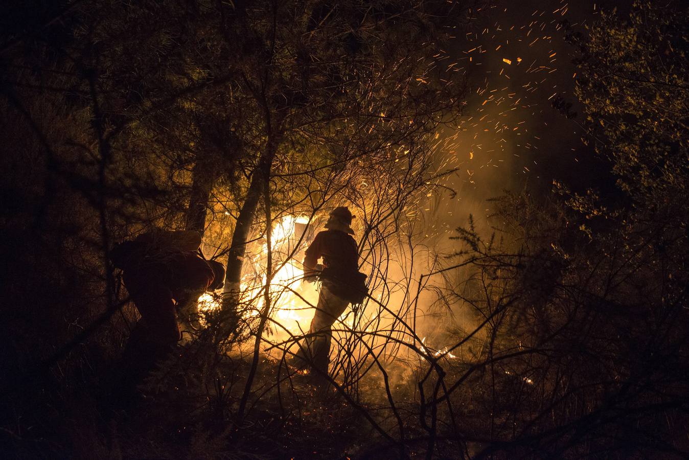 Los servicios sanitarios han atendido durante la noche a multitud de personas afectadas por inhalación de humo, así como a ocho personas por quemaduras, de las cuales tres permanecen ingresadas