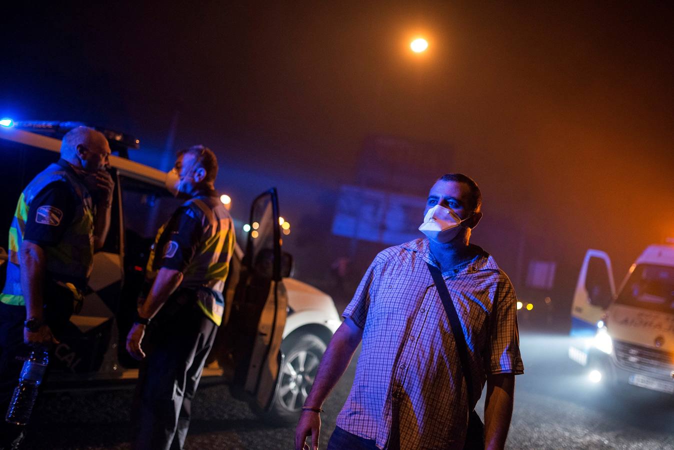 Los servicios sanitarios han atendido durante la noche a multitud de personas afectadas por inhalación de humo, así como a ocho personas por quemaduras, de las cuales tres permanecen ingresadas