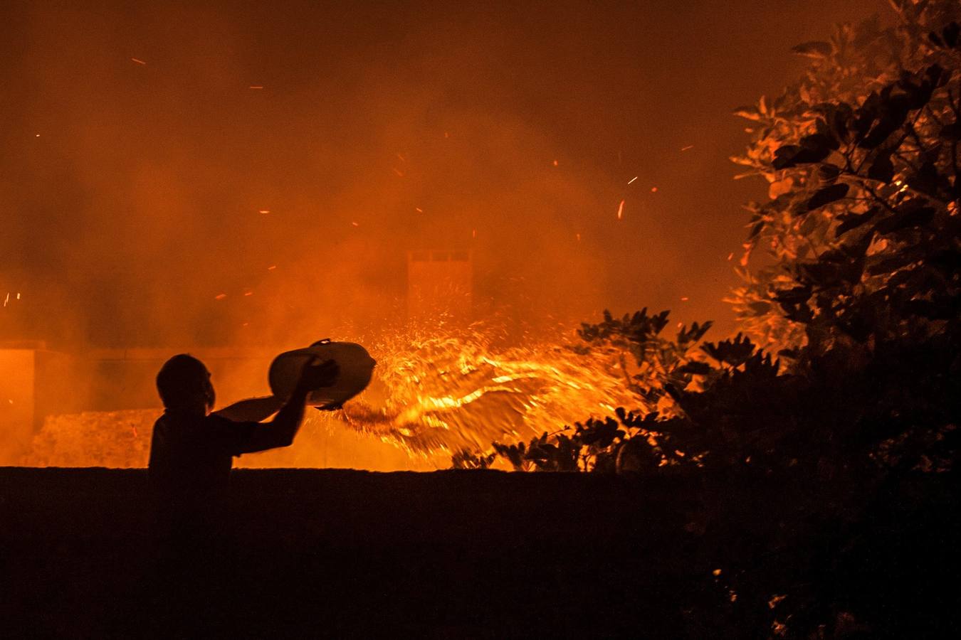 Un hombre lucha contra las llamas en un incendio forestal declarado en Vieira de Leiria en Marinha Grande