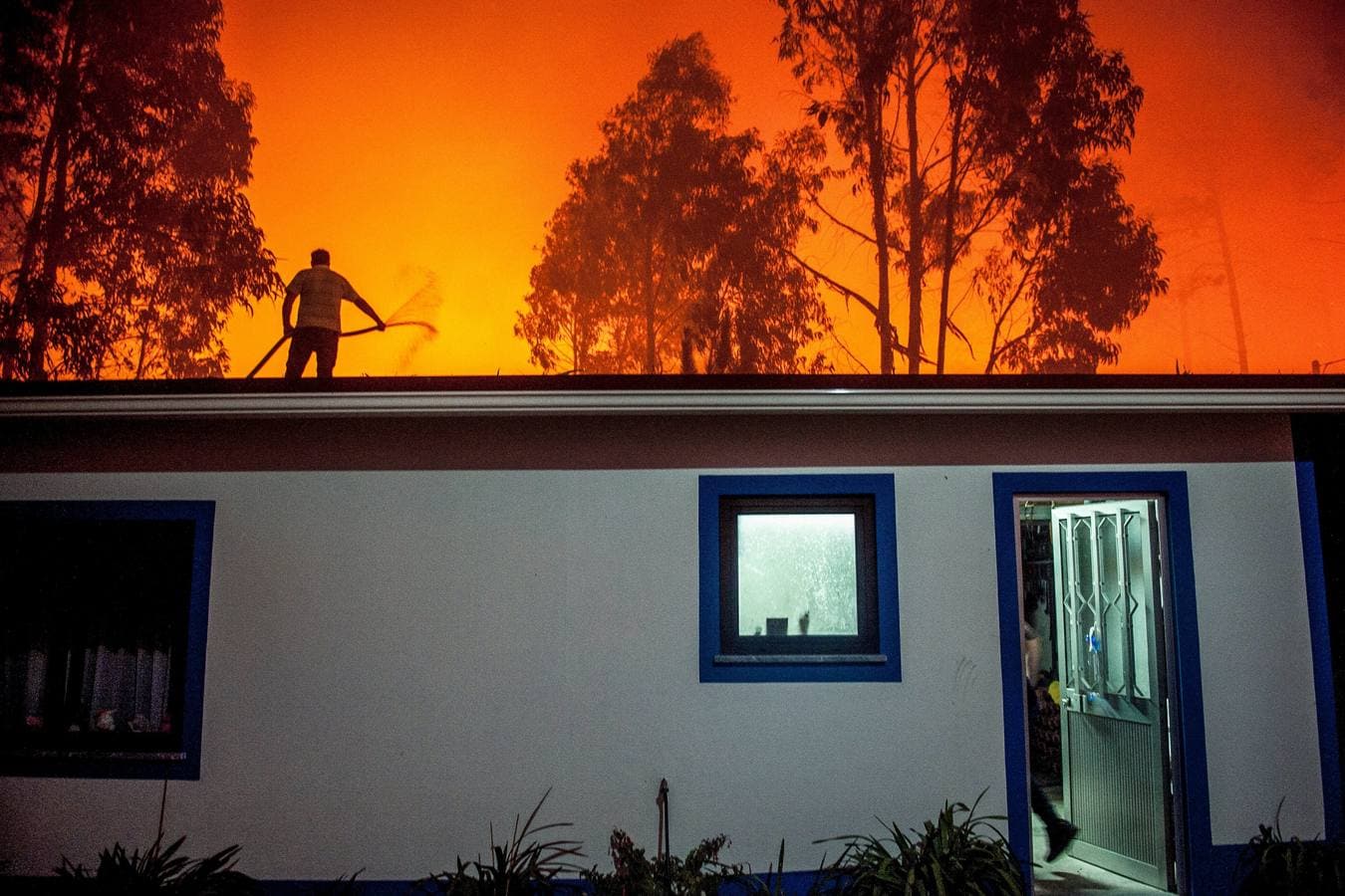 Un hombre lucha contra las llamas en un incendio forestal declarado en Vieira de Leiria en Marinha Grande