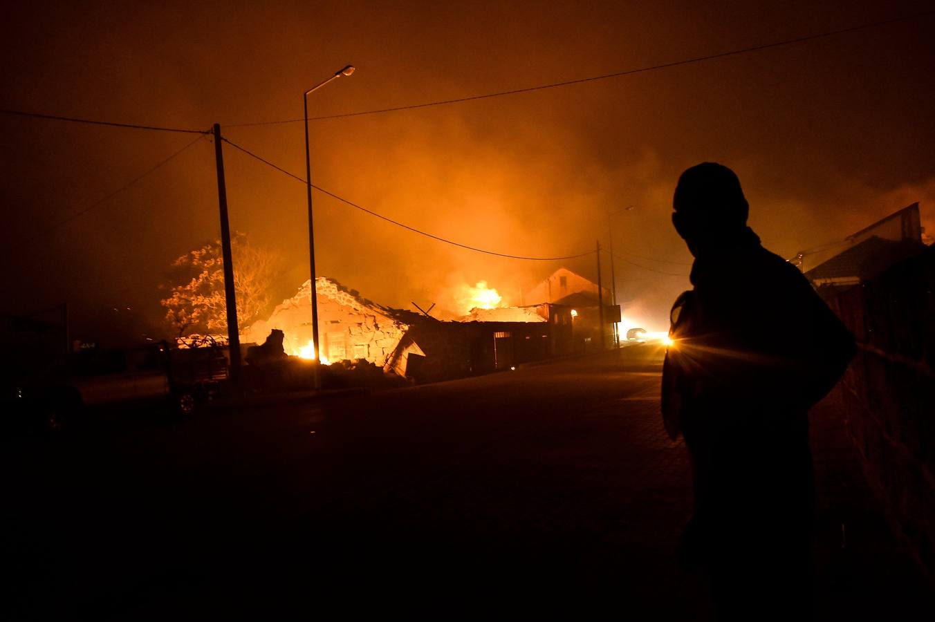 Un hombre lucha contra las llamas en un incendio forestal declarado en Vieira de Leiria en Marinha Grande