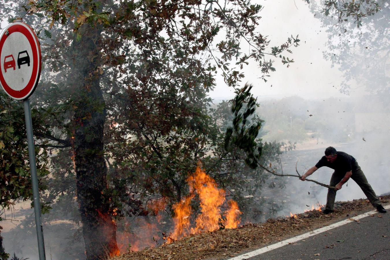 Incendio en la población de Almeidinha, en el distrito de Guarda, cerca de la frontera con la provincia española de Salamanca, donde las llamas han llegado hasta el casco urbano
