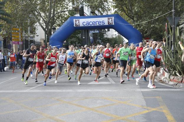 Inicio de la carrera popular a las 11 horas en el Paseo de Cánovas. :: armando méndez