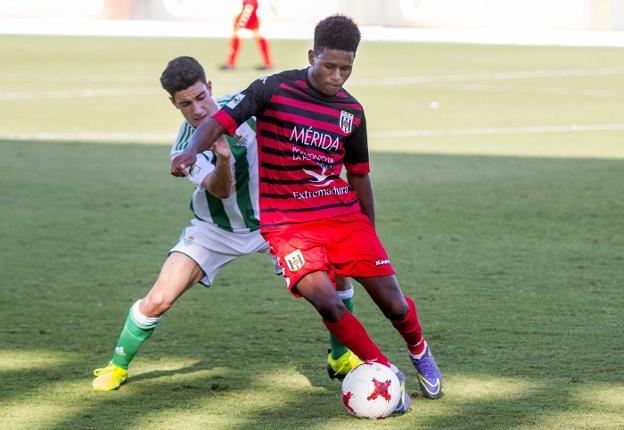 Mustafá protege el esférico en el choque del Mérida ayer en Sevilla. :: Juanjo Úbeda