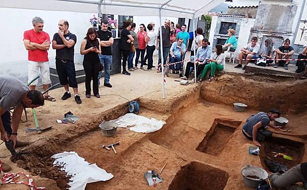 Arqueólogos y familiares de la víctima, durante la búsqueda de Severo en una fosa del cementerio de Cabezuela del Valle:: HOY