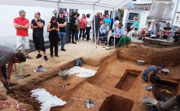 Arqueólogos y familiares de la víctima, durante la búsqueda de Severo en una fosa del cementerio de Cabezuela del Valle:: HOY