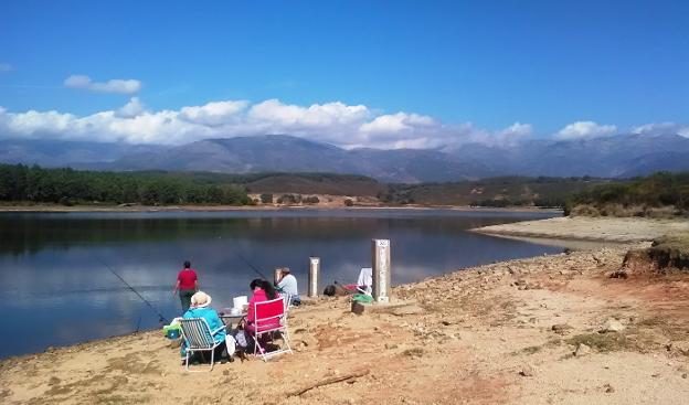 Presa de las Veguillas con la sierra de Gredos al fondo. :: MAM