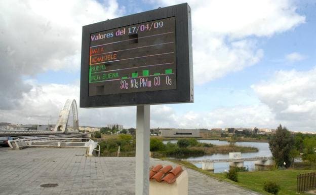 Panel informativo instalado en Mérida para informar de los niveles de contaminación. / HOY