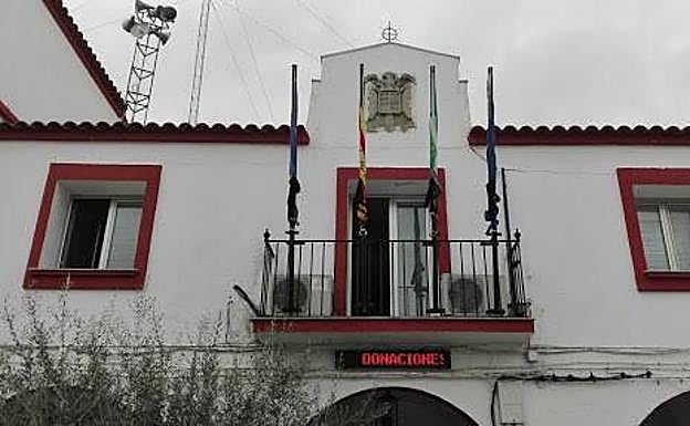 Imagen del Ayuntamiento de Guadiana con las banderas a media asta.