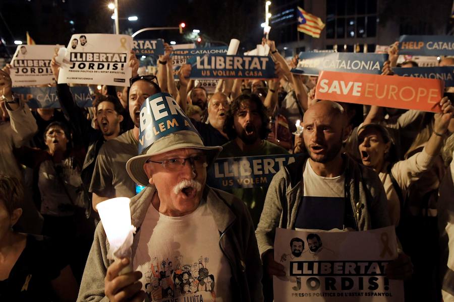 Unas 200.000 personas protestan en Barcelona por encarcelamiento de del presidente de la ANC, Jordi Sànchez, y del de Òmnium Cultural, Jordi Cuixart.