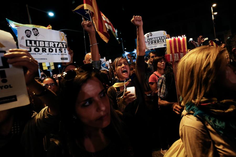 Unas 200.000 personas protestan en Barcelona por encarcelamiento de del presidente de la ANC, Jordi Sànchez, y del de Òmnium Cultural, Jordi Cuixart.