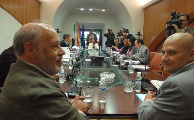 Pedro Salguero, a la derecha, durante una reunión del Festival de Mérida. :: HOY