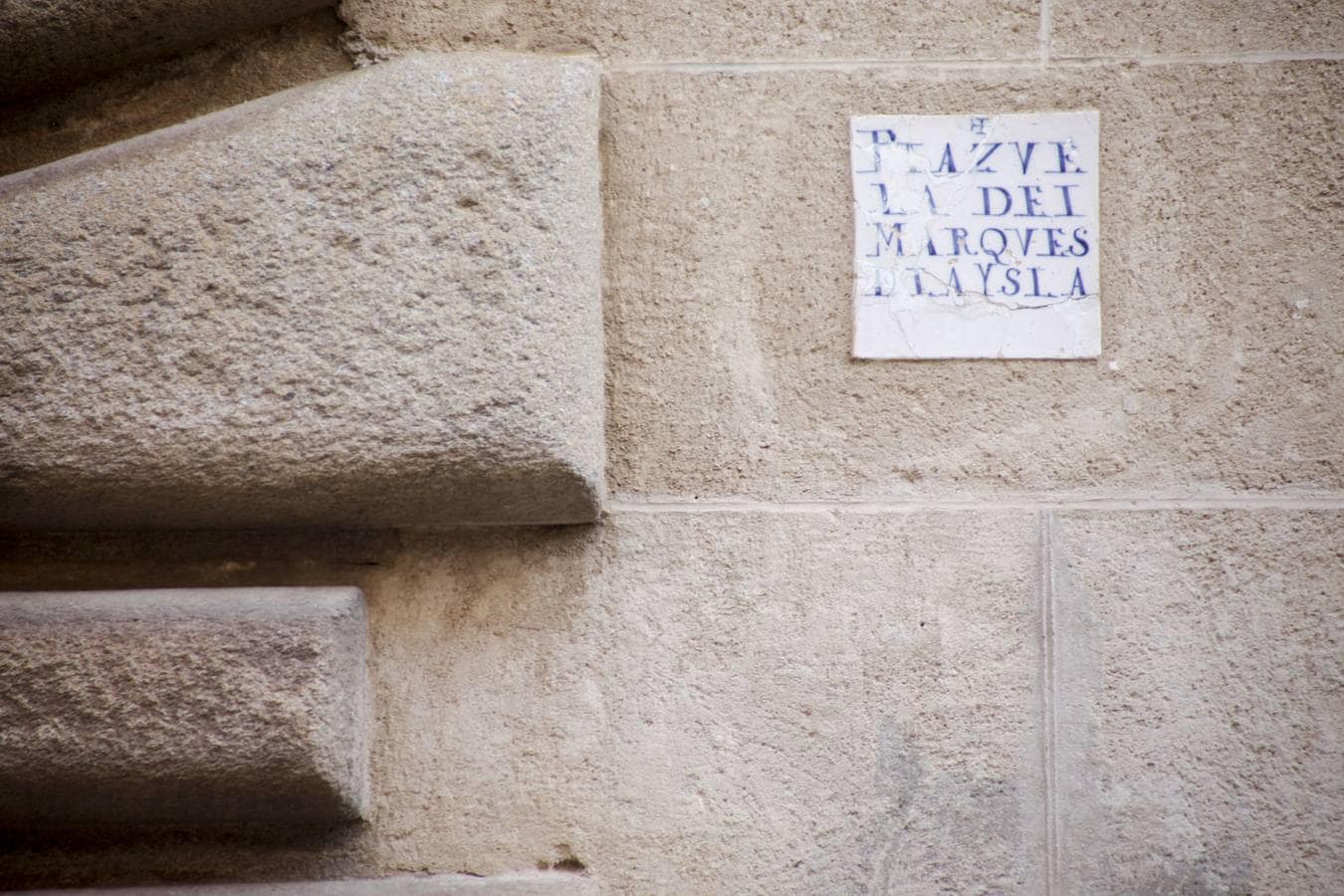 Perviven 11 de los 214 azulejos de calles del siglo XVIII. Son las primeras placas con los nombres de las calles de Cáceres y se hicieron para facilitar el recaudar impuestos