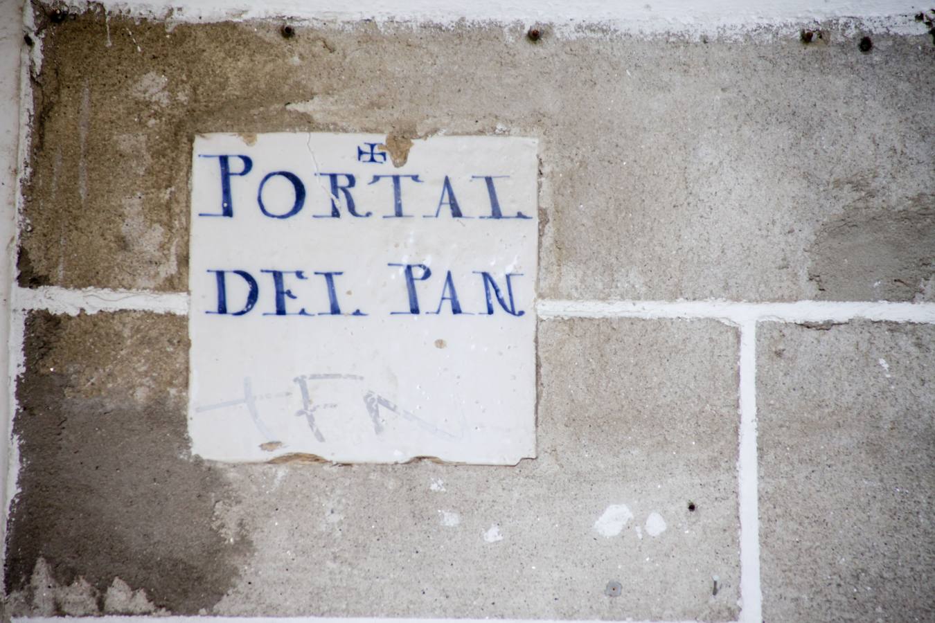 Perviven 11 de los 214 azulejos de calles del siglo XVIII. Son las primeras placas con los nombres de las calles de Cáceres y se hicieron para facilitar el recaudar impuestos
