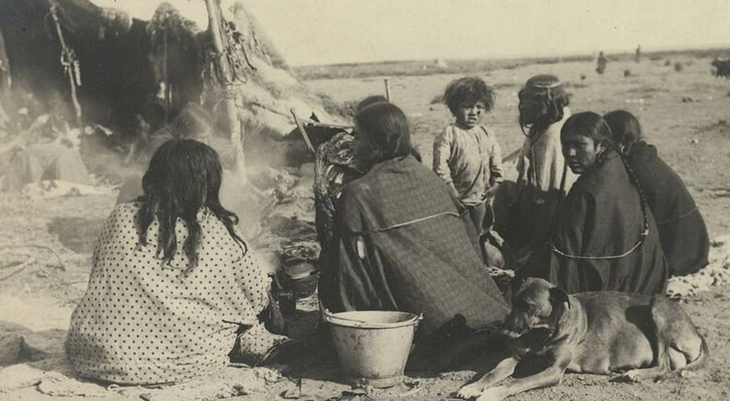 12- Fotografía hecha por De La Vaulx de mujeres y niños de la Patagonia, en donde vivío un año.