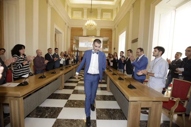 Kini Carrasco recibe el aplauso de la Corporación en el acto celebrado ayer en el Salón de Plenos. :: l.c.