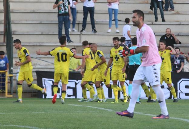 El portero emeritense Felipe Ramos trata de animar a sus compañeros tras un gol del Lorca. :: J. M. ROMERO
