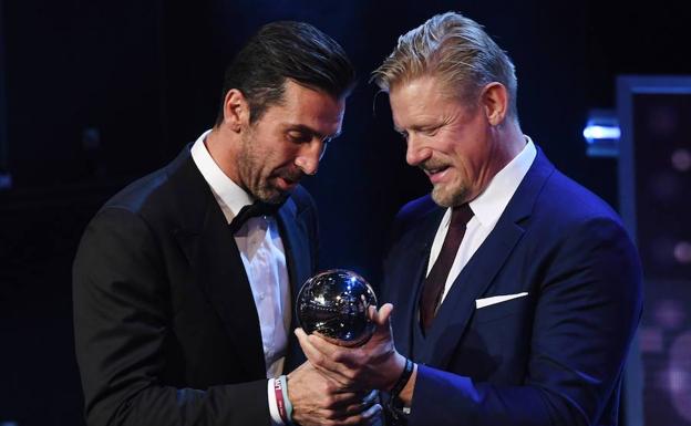 Gianluigi Buffon, recibiendo el premio de la mano de Peter Schmeichel.