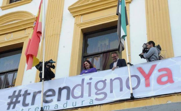 La consejera Begoña García y el alcalde Antonio Rodríguez Osuna durante la colocación de la pancarta de '#trendignoya' en la fachada del ayuntamiento:: 