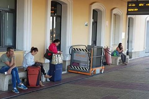 Viajeros de la línea Villanueva de la Serena-Badajoz esperando el tren en Mérida.