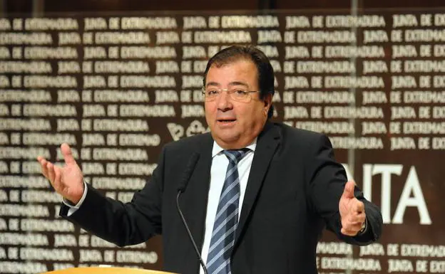 Guillermo Fernández Vara durante la rueda de prensa.