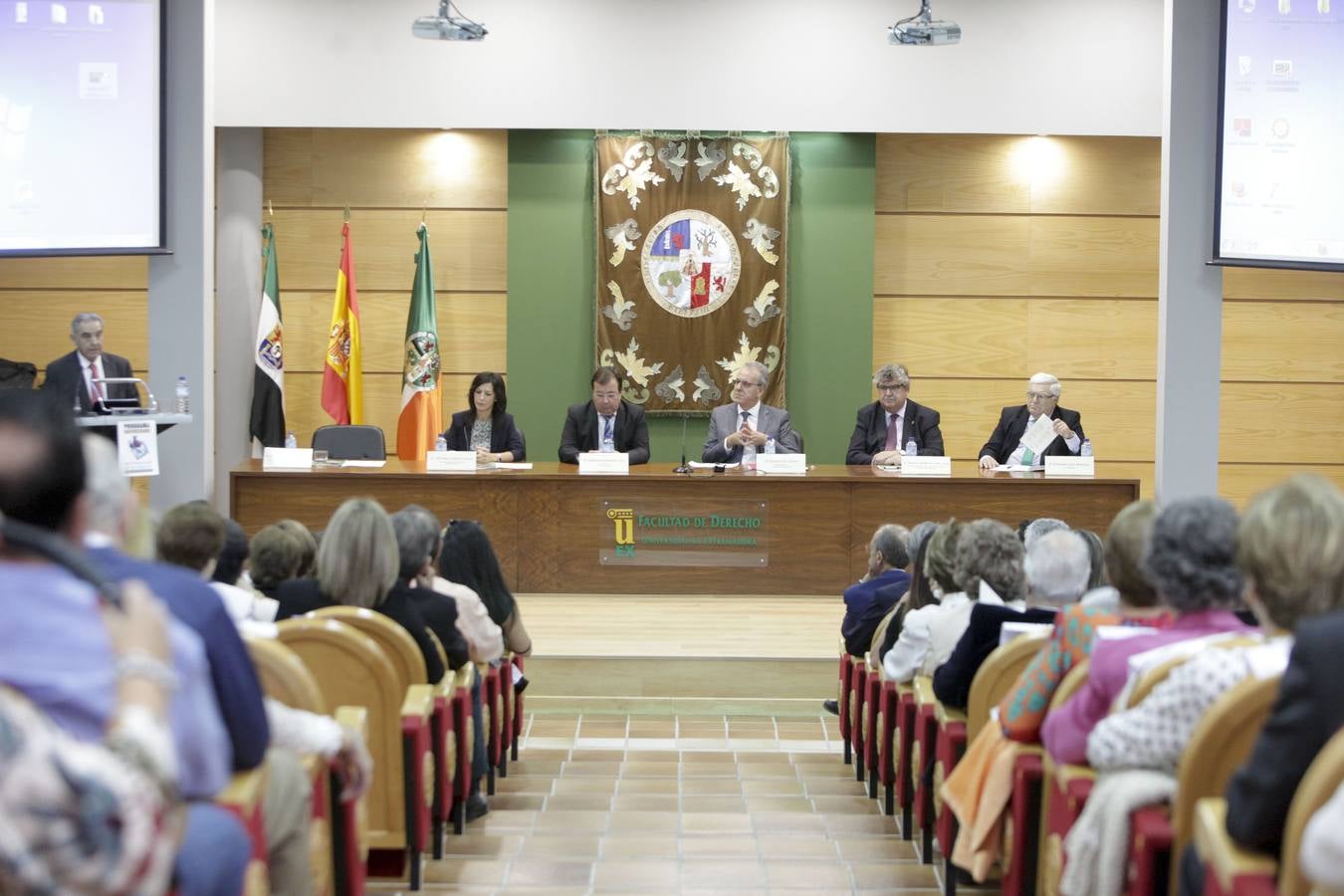 La Universidad de los Mayores de Extremadura (UMEx) ha abierto de forma oficial el curso académico 2017/2018 en el que cuenta con 2.100 alumnos matriculados en sus siete sedes donde imparten clases unos 150 docentes que cooperan en este proyecto formativo