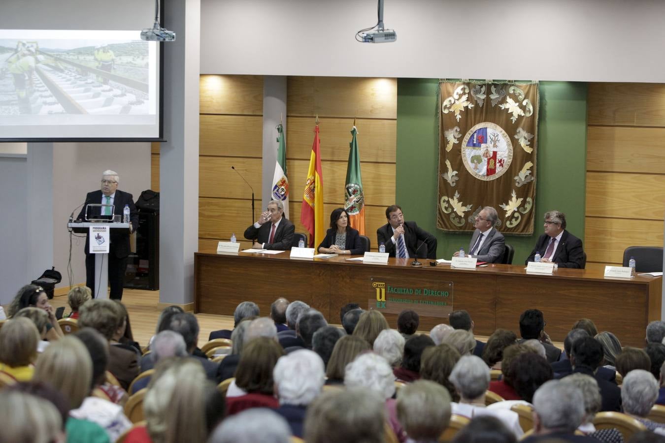 La Universidad de los Mayores de Extremadura (UMEx) ha abierto de forma oficial el curso académico 2017/2018 en el que cuenta con 2.100 alumnos matriculados en sus siete sedes donde imparten clases unos 150 docentes que cooperan en este proyecto formativo