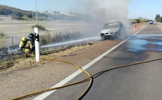 Un turismo sale ardiendo en la carretera de Sevilla y obliga a cortar un carril