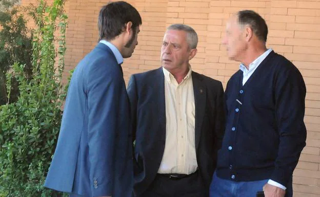 José Donoso, en el centro, tras una de las sesiones del juicio celebrado en Mérida. :: 
